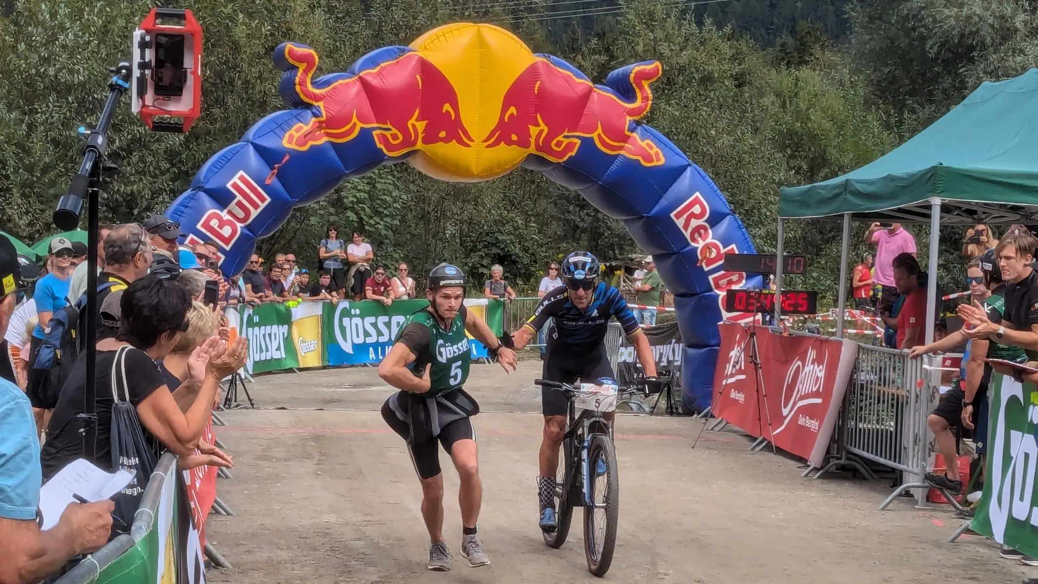 Biker Alban Lakata übergibt an Kanute Tim Bremer. Foto: Knorr