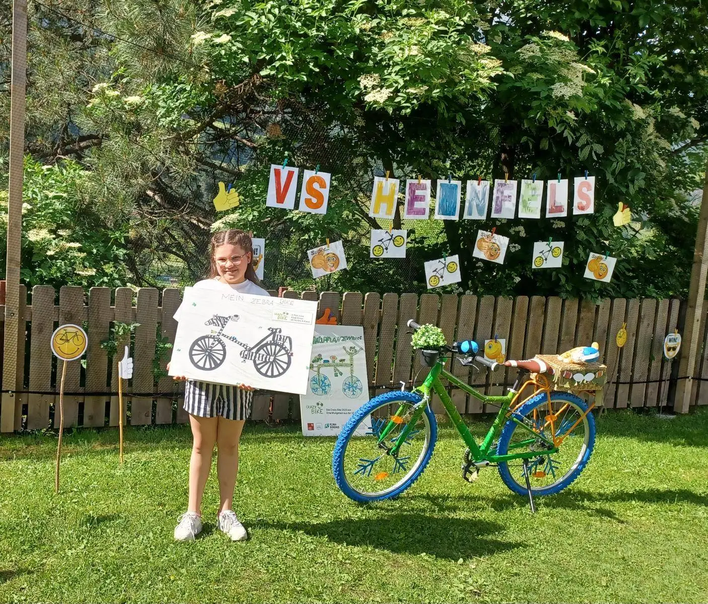 Klara Aßmayer schaffte mit ihrem "Zebra Bike" den 3. Platz. Im Bild rechts - das nachgebaute Rad der Landessiegerin aus Nordtirol