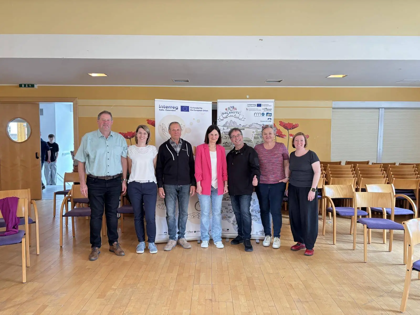Die Organisatoren des Generationentreffs unter dem Motto „Tanzen früher und heute“ im Gemeindesaal St. Jakob i.Def. v.l. Clusterleiter Markus Tönig, Clusterleiterstellvertreterin Doris Jesacher, Obmann des Seniorenvereines St. Jakob i.Def. Josef Grimm, Marlies Ladstätter (Projektleiterin Nationalkparkmittelschule Defereggental), Tanzlehrer Edi Weichselbraun, Gina Streit und Simone Ortner-Trebo vom Regions-management Osttirol.