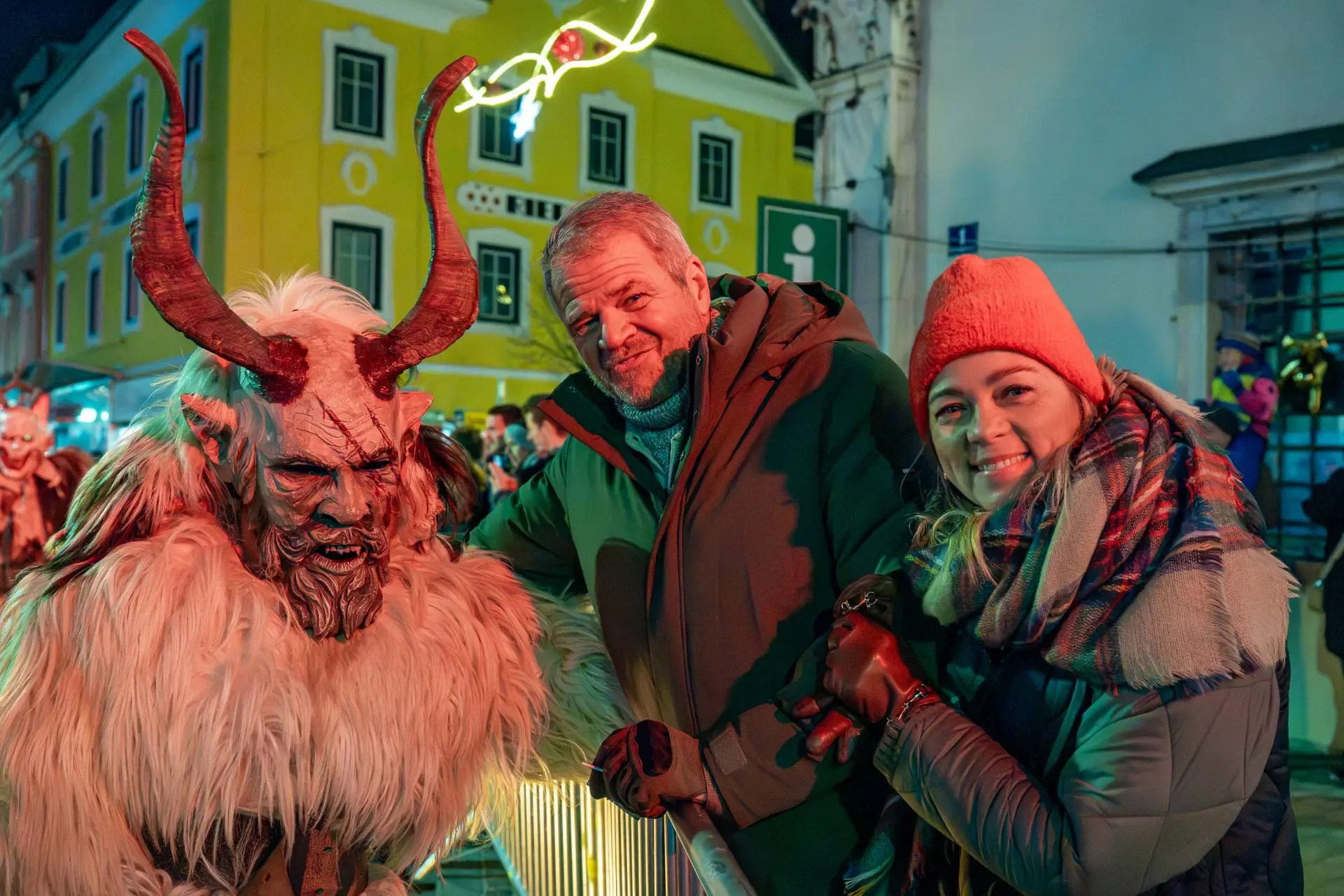 Bgm. Gerhard Köfer und Stadtmarketing-Ausschussobfrau GR Evelyn Köfer mit einem schaurigen Gesellen.