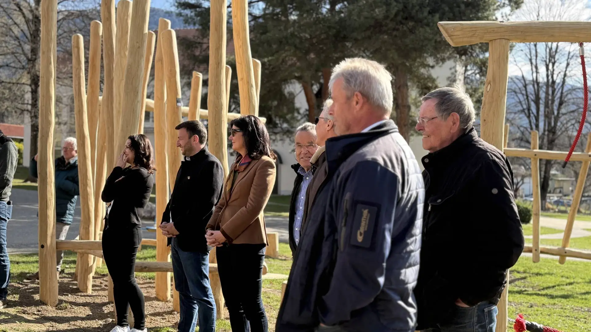 Mehr Bewegung schon vor dem Klassenzimmer soll der „bewegte Schulweg“ verschaffen.