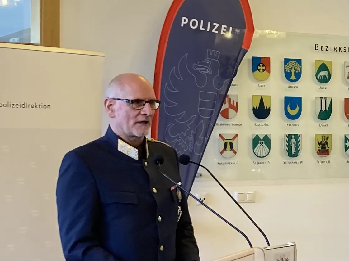 Edelbert Kohler bei einer Dekretverleihung in Lienz. Foto: Stangl