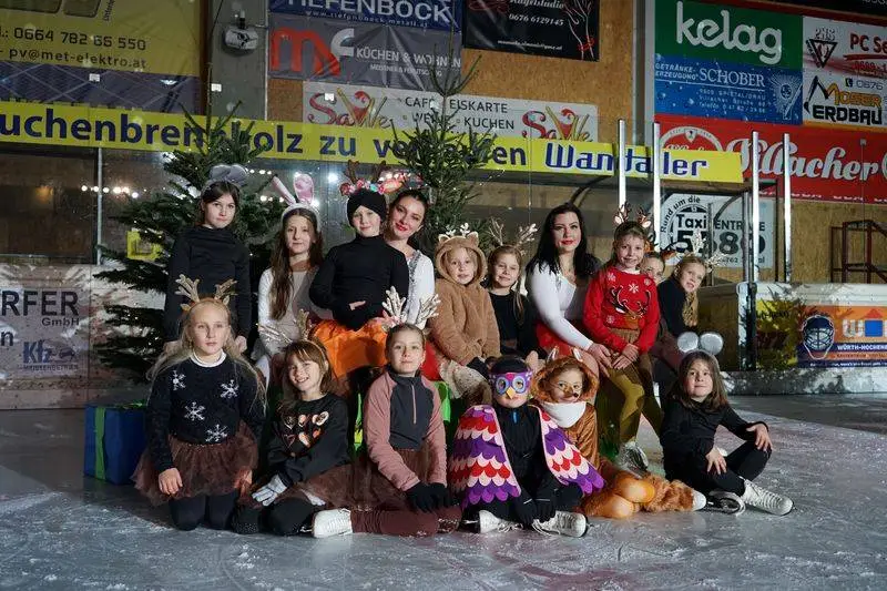 Die „Ultrabellas“ sind bereit für ihre große Weihnachts-Eislaufshow. Foto: Moser