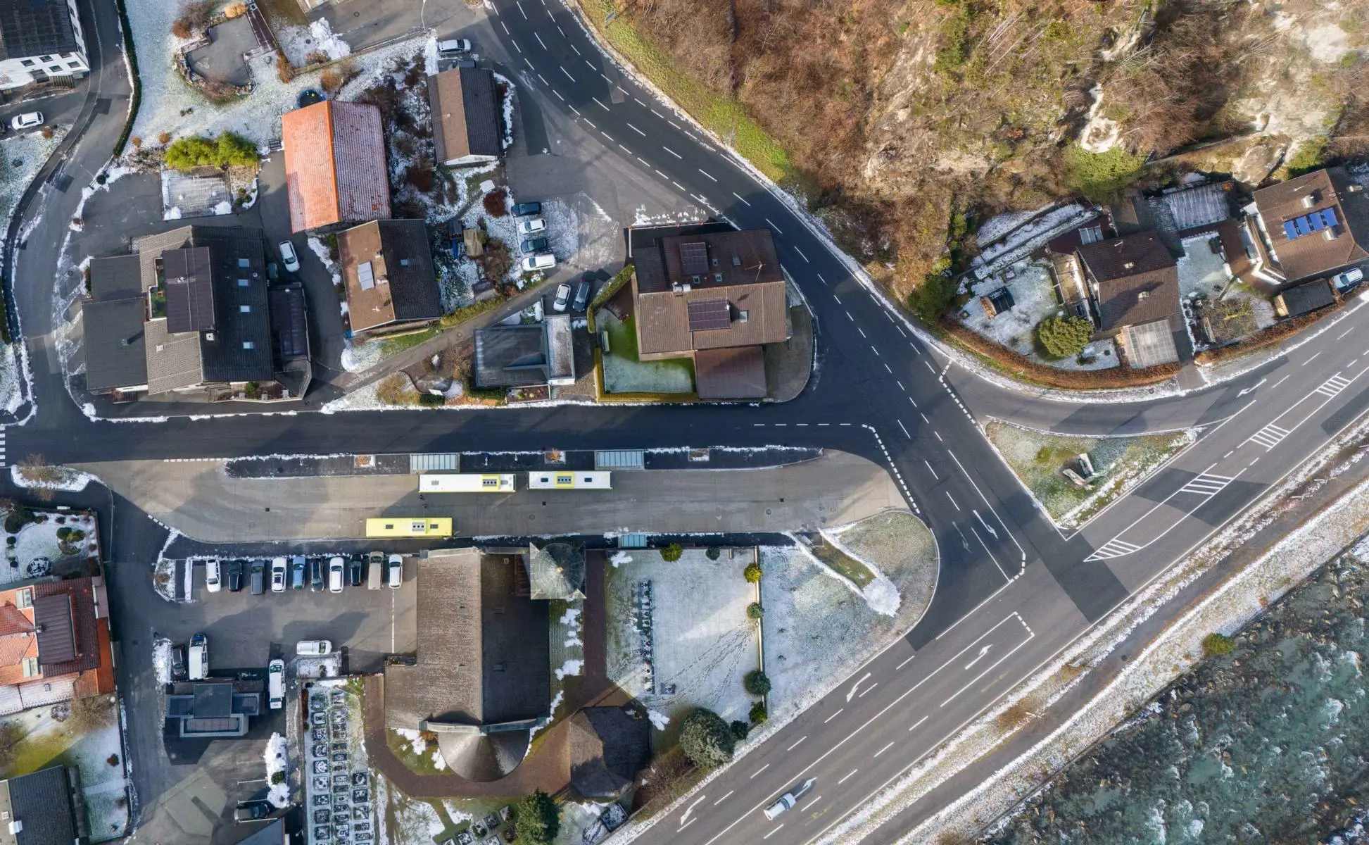 Mehr Komfort für Fahrgäste sowie eine geordnete Einbindung gewährleistet der neue Busterminal in Huben.  Foto: Land Tirol/Expa/Groder