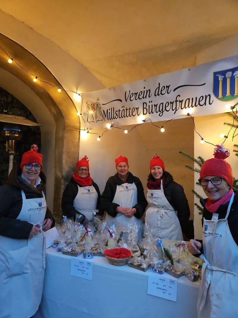 Die Millstätter Bürgerfrauen veranstalten heuer zum zehnten Mal ihr Weihnachtsdorf im Stiftshof für den guten Zweck. Foto: privat