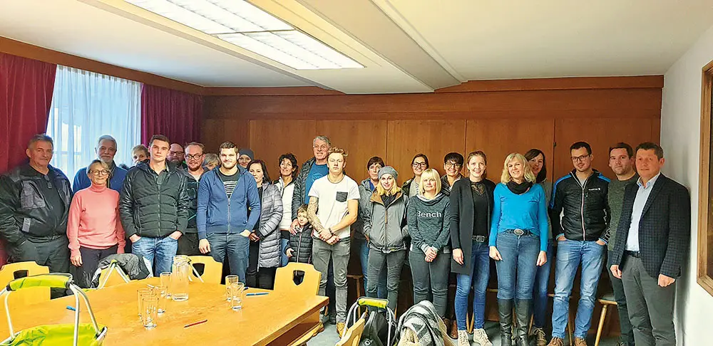 OSG-Geschäftsführer Wolfgang Wilhelmer (r.), Hausverwalter Lukas Saiger (2. v. r.), Projektleiterin Verena Moser, BSc. (6. v. r.) mit den Mietern der OSG-Wohnanlage „Gries Waldele“.