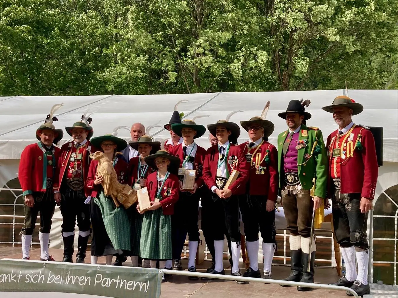 Die Adler-Wandertrophäe kann das Bataillon Hörtenberg/SK Inzing mitnehmen. Foto: Stangl