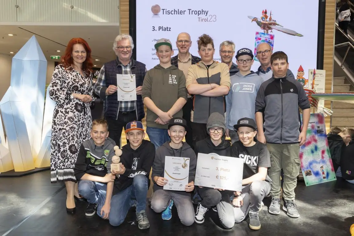 Bei der Preisverteilung im Einkaufszentrum „DEZ“ in Innsbruck war auch Landesrätin Cornelia Hagele mit dabei – die Schülerinnen und Schüler bekamen Gutscheine und auch Geldpreise überreicht v.l. Landesrätin Hagele, Fachlehrer Peter Kofler, Julian Leitner,