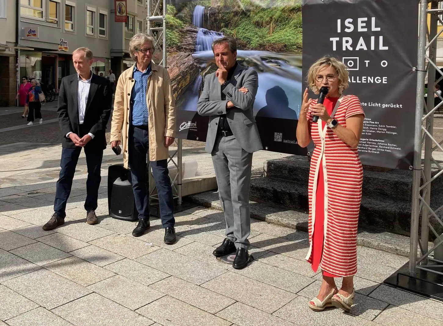 Eröffnung der Iseltrail-Fotoausstellung mit (v.r.) Bgm. Elisabeth Blanik, TVB-Obmann Franz Theurl, Landesumweltanwalt Johannes Kostenzer und Matthias Schickhofer. Foto: Stangl