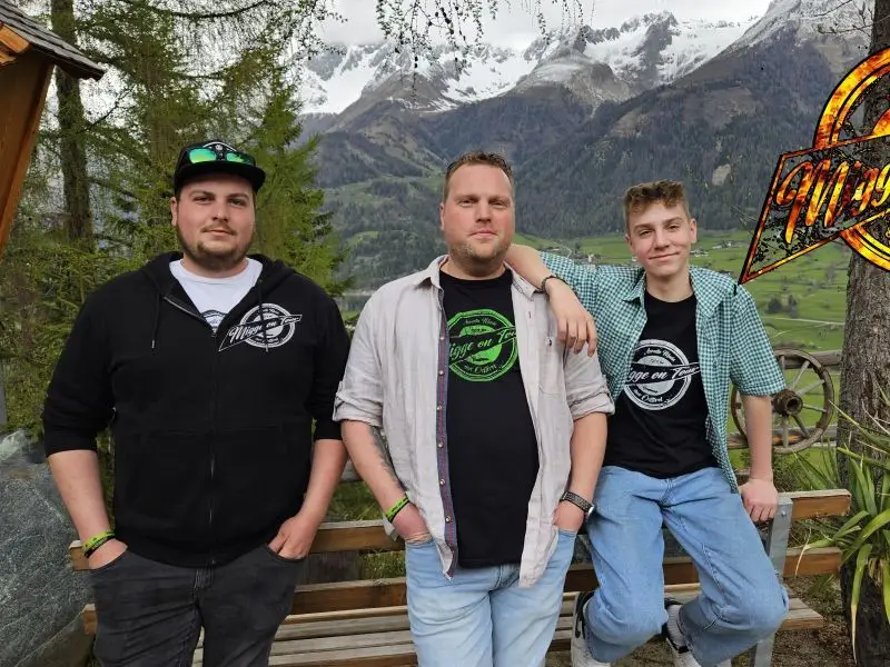 Michael „Migge“ Patterer mit seinen Musiker-Söhnen Marvin und Dominik.