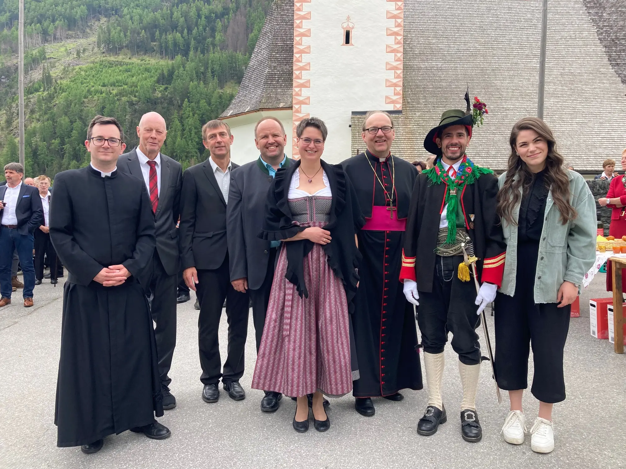 Pfarrer Fritz Kerschbaumer, Bgm. Gottfried Islitzer und Bischof Hermann Glettler mit Mitgliedern von Pfarrkichenrat und Pfarrgemeinderat und Bildhauer Manuel Egger-Budemair (in Schützentracht). Foto: Stangl