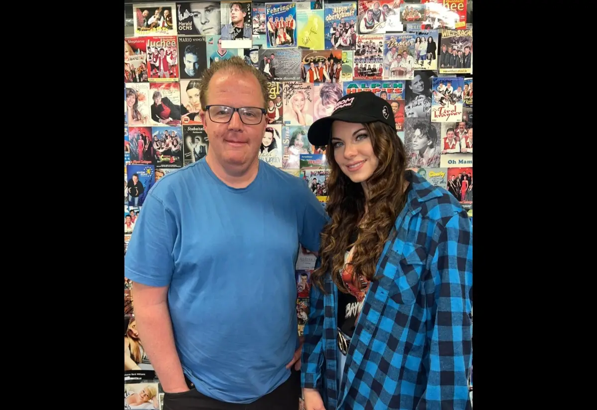 Sara de Blue "flirtet" musikalisch mit einer Ski-Legende