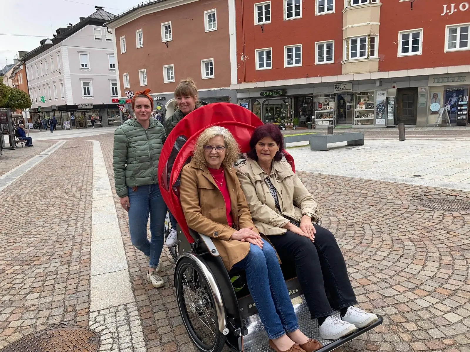 : Die Pflegedienstleiterinnen Daniela Meier und Anna Maria Klaunzer probieren die Rikscha aus, dahinter Simone Ortner-Trebo (Freiwilligenzentrum Osttirol) und Katharina Pichler (Abenteuer Demenz). Foto: Stangl