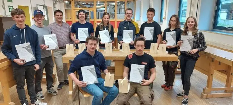 Beim Bezirksbewerb der Tischlerlehrlinge flogen die Späne