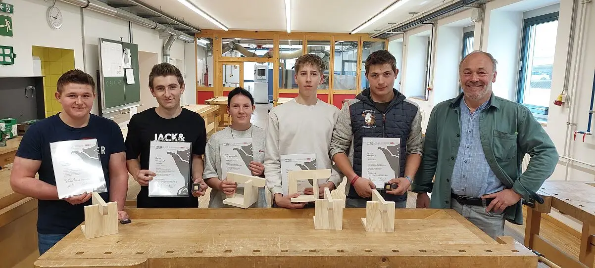 1. Lehrjahr: Lucas Obernosterer, Daniel Waldauf, Sina Lerchbaumer, Thomas Webhofer, Florian Mariner, Tischlermeister Martin Gollner (v.l.). Foto: TFBS Lienz