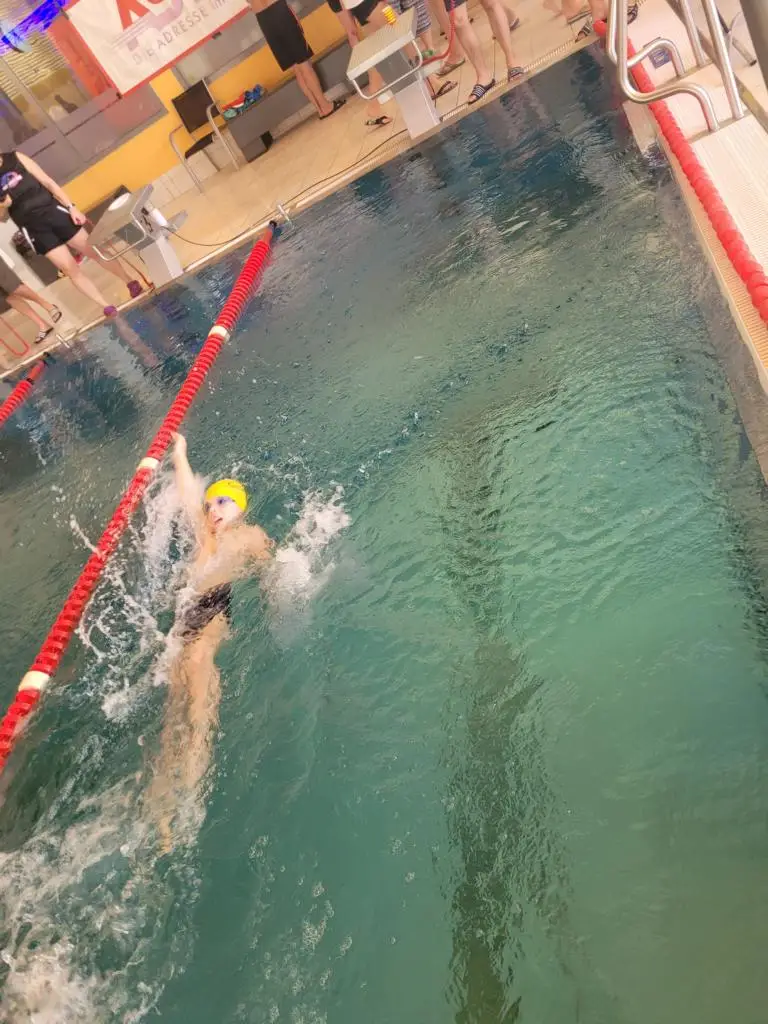 Lorenz Gomille auf dem Weg zu seiner dritten Goldmedaille bei 25m Rücken Herren.