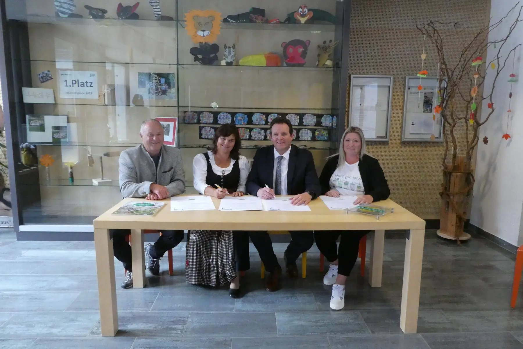 Bei der Vertragsunterzeichnung Ende September in Kals: v.l.n.r NP-Direktor Hermann Stotter, Bürgermeisterin Erika Rogl, Landesrat René Zumtobel, Kindergartenleiterin Ramona Bergerweiß im Rahmen der Unterzeichnung der Vereinbarung in Kals am Großglockner. Foto: NPHT/Jurgeit