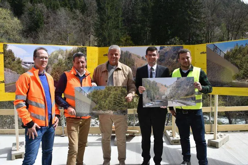 V. l.: Sachgebietsleiter Straßenbau DI Reinhard Schell, DI Volker Bidmon (Abteilungsleiter Straßenbau), Bgm. Gerhard Köfer, LH-Stv. Martin Gruber und DI Martin Steiner.