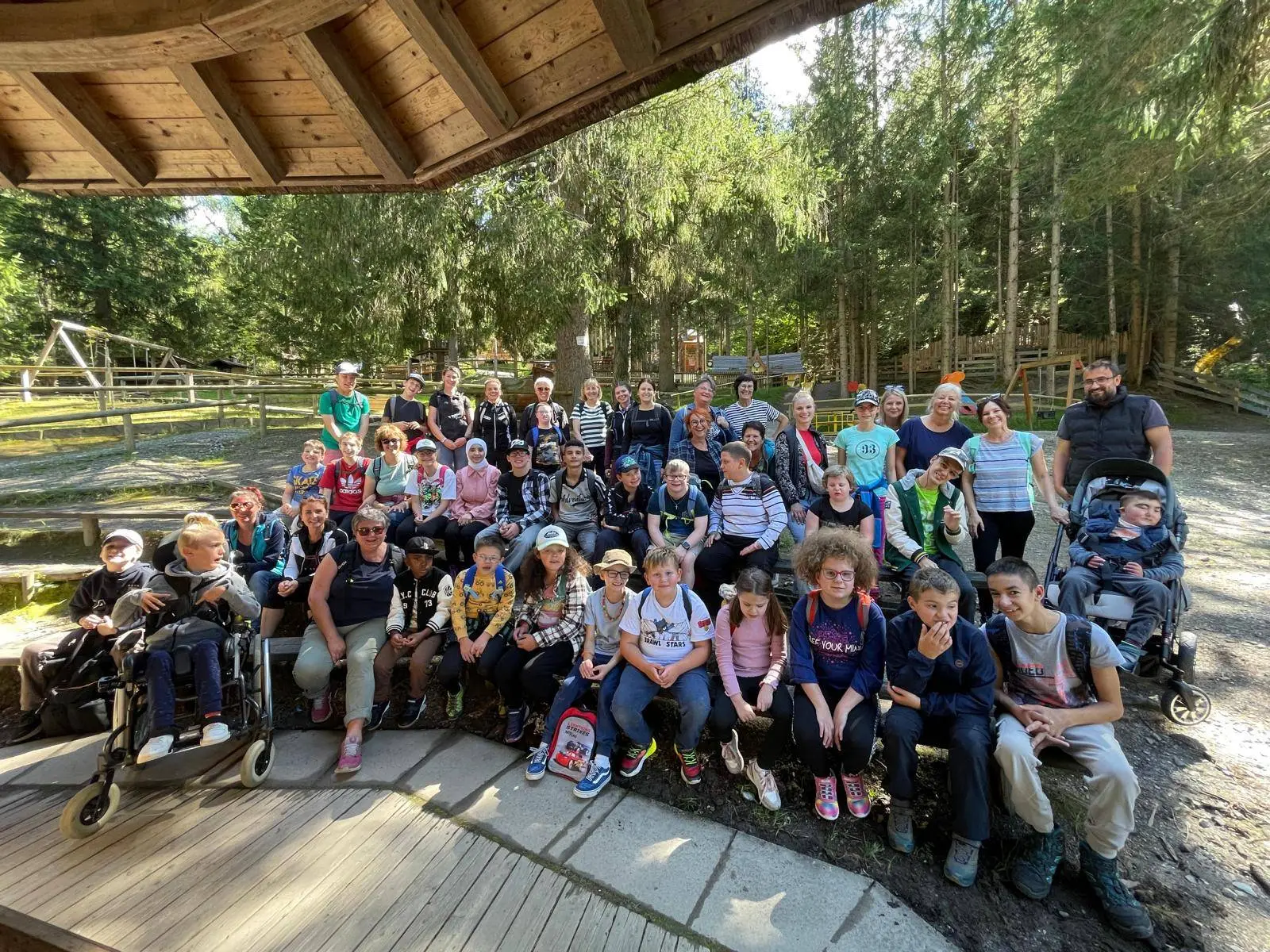 Alle Schülerinnen und Schüler der Sonderschulen Lienz und Sillian 
mit ihren Lehrpersonen und Betreuerinnen im Sillianer Wichtelpark