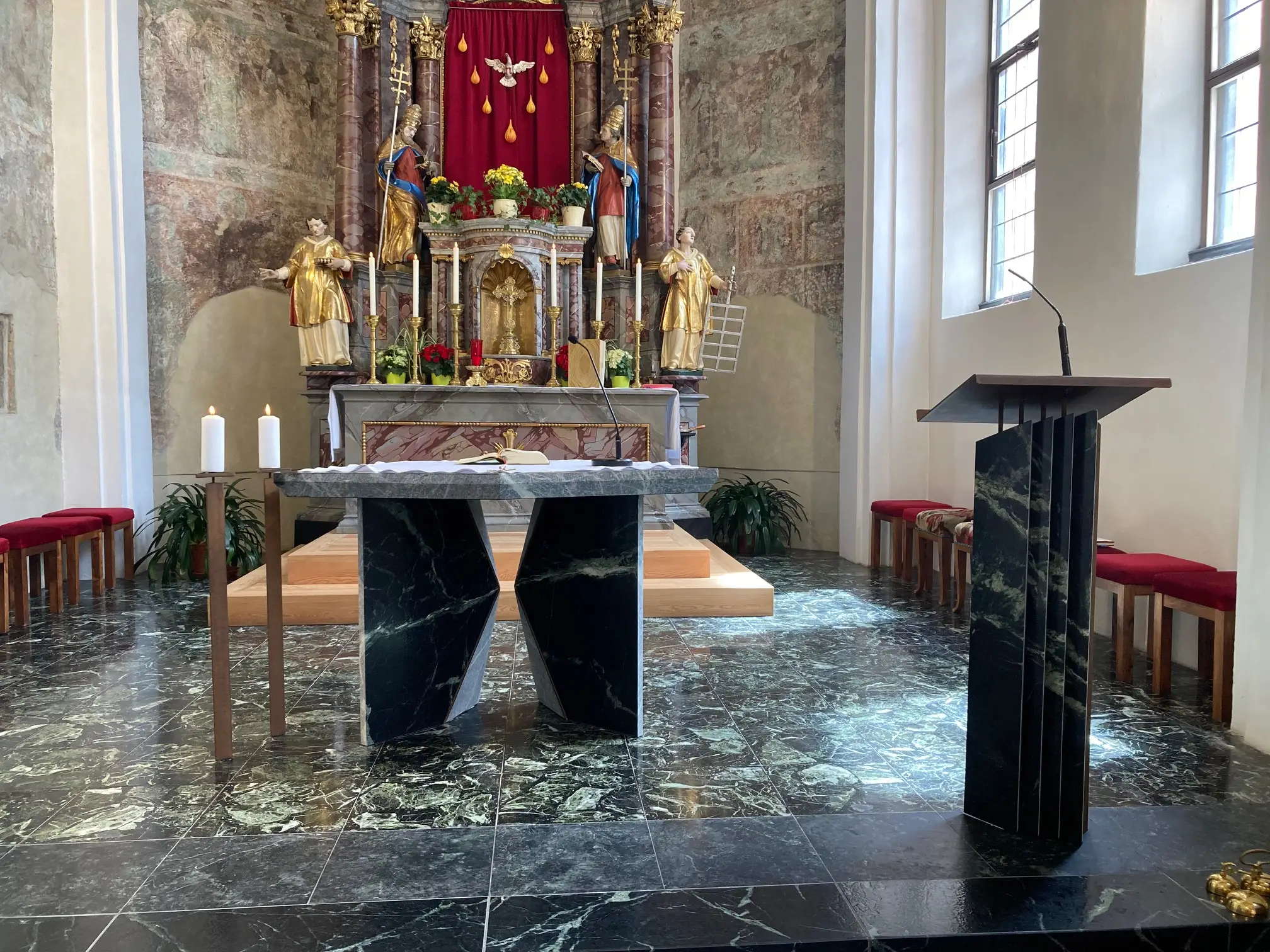 Volksaltar und Ambo aus Prägratner Serpentin von Bildhauer Manuel Egger-Budemair und Steinmetz Raimund Gröfler. Foto: Stangl