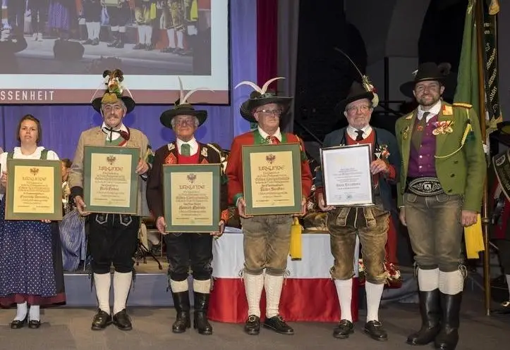 Auszeichnung für Sillianer Ehren-Schützenhauptmann Senfter