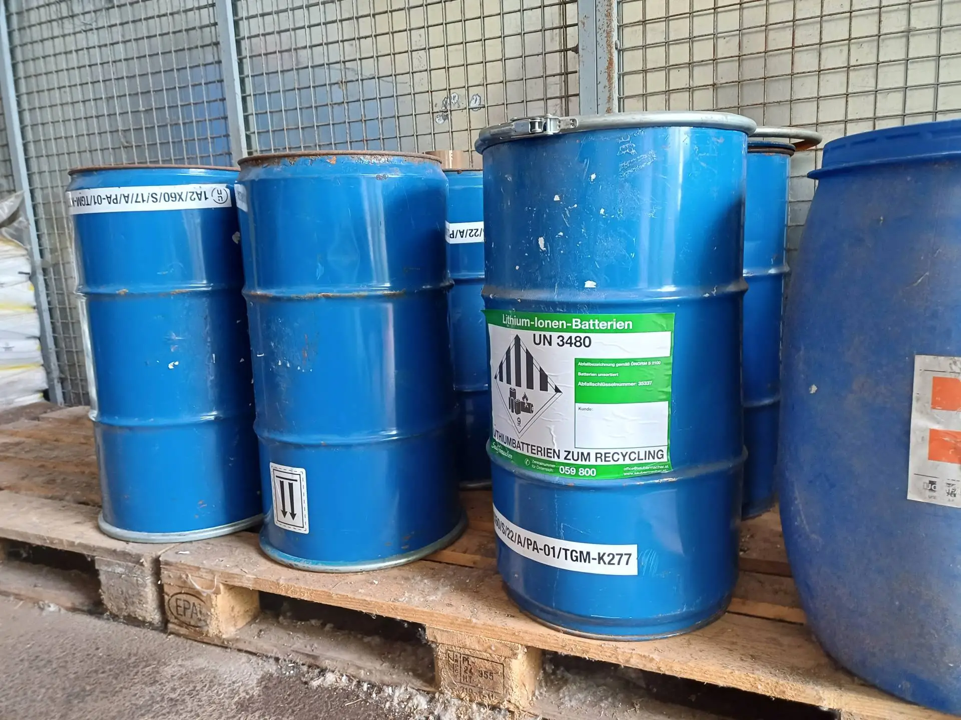 Im Altstoffsammelzentrum des AWV Spittal/Drau in Schüttbach werden Batterien und Akkus bis zur Entsorgung fachgerecht in brandsicheren Metall-Tonnen zwischengelagert.
