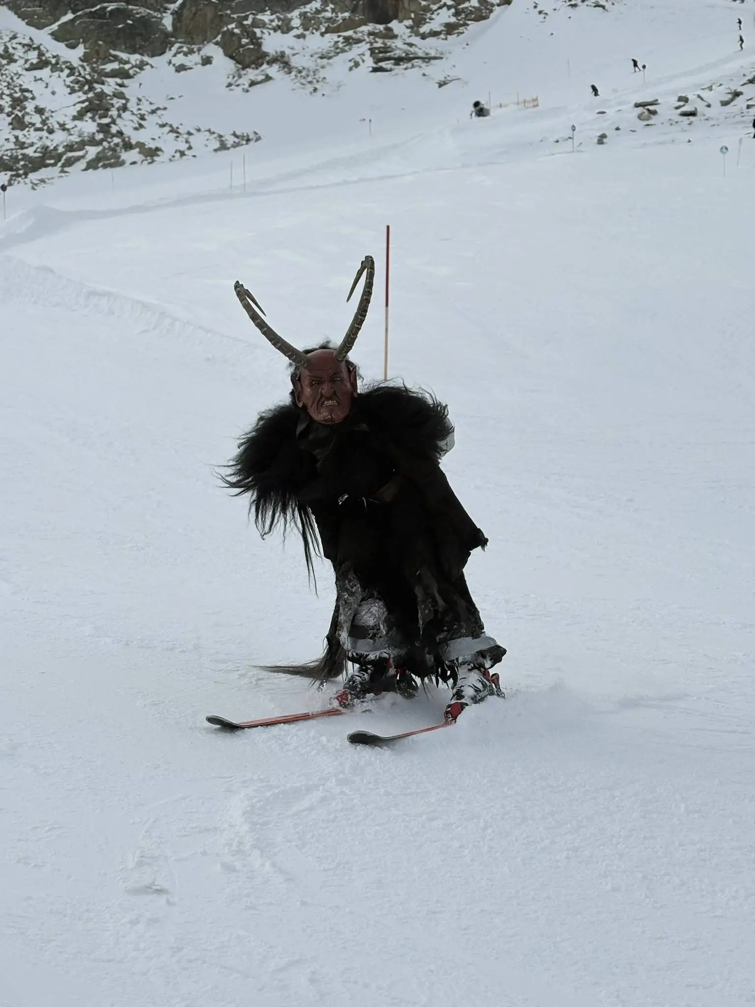 Ein Krampus kam sogar auf Skiern daher.