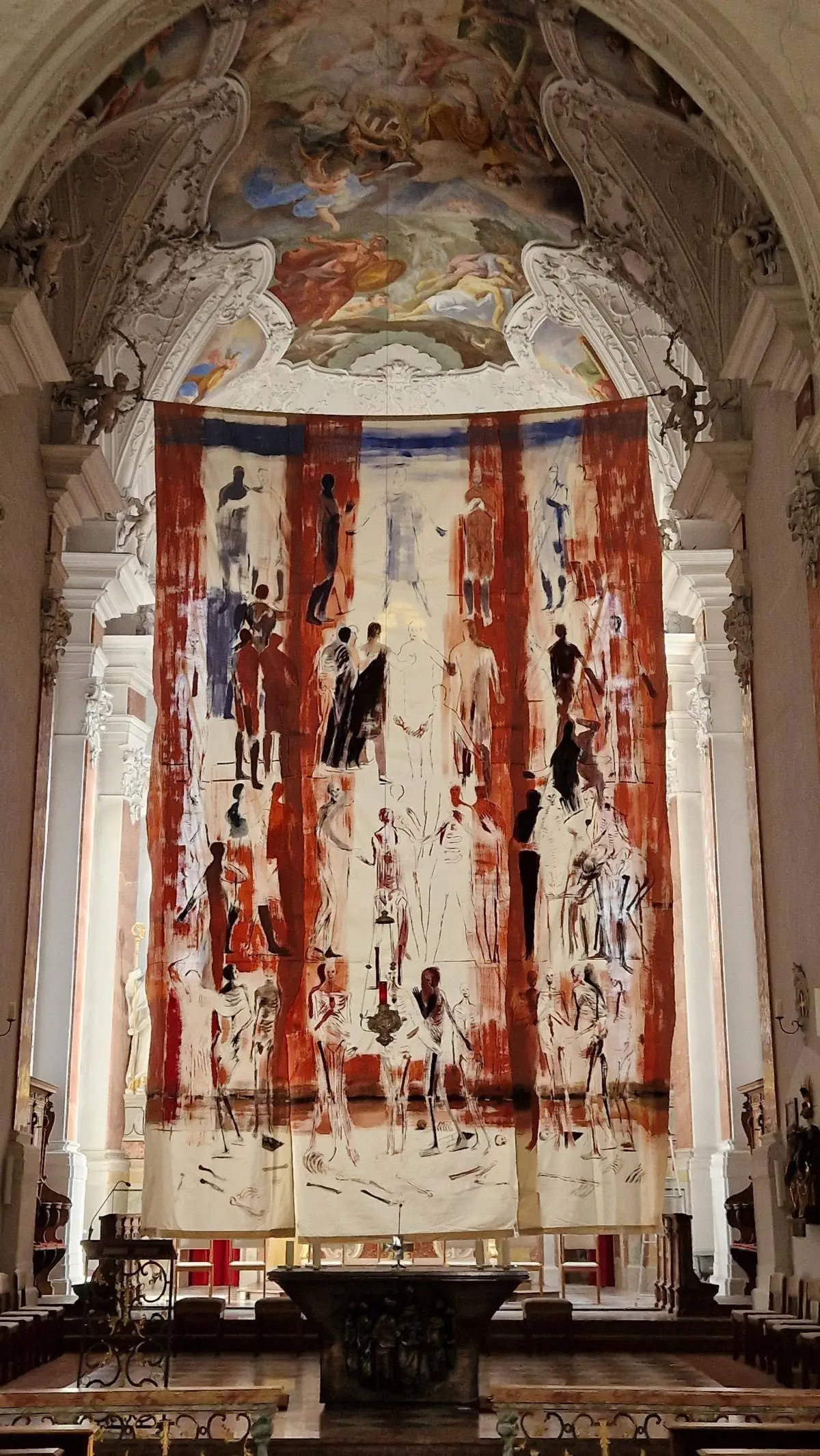 Das 11x7 Meter große Fastentuch passt genau in den Altarraum von St. Andrä. Foto: Pfarre St. Andrä