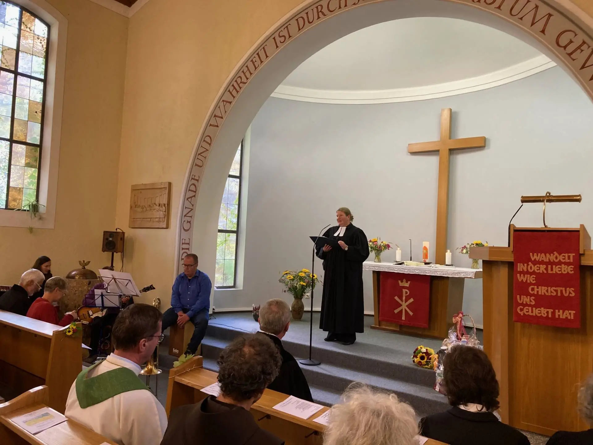 Pfarrerin Petra Grünfelder beim Gottesdienst. Foto: Stangl