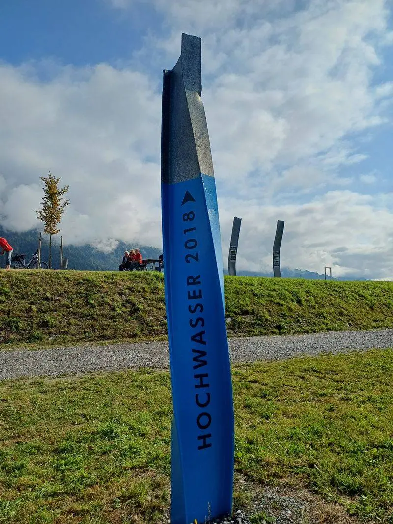 Die Blaue Markierung zeigt den Höchststand des Hochwassers 2018.