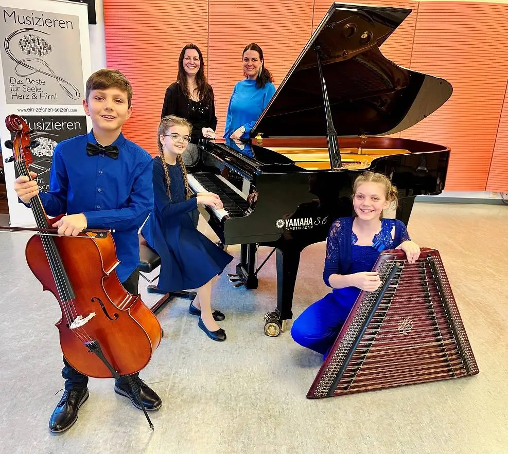 Eine ganze „Mannschaft“ an Musikschülern fahren Ende Mai zum Bundeswettbewerb nach Wien. Auch das Trio „SaJeDo“, das sind Jeremias Pleschberger-Schmölzer, Sarah Ratschl und Domenica Pleschberger-Schmölzer. Sie erspielten hervorragende 96 Punkte. Darüber freuen sich besonders auch die Ensembleleiterinnen Regina Wiesflecker und Hemma und Domenica Pleschberger-Schmölzer im Hintergrund