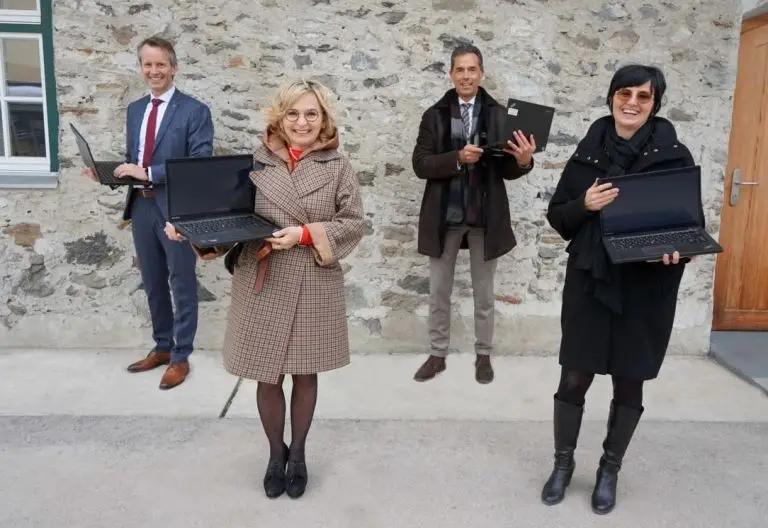 Versicherung spendet Laptops für Lienzer Schule 