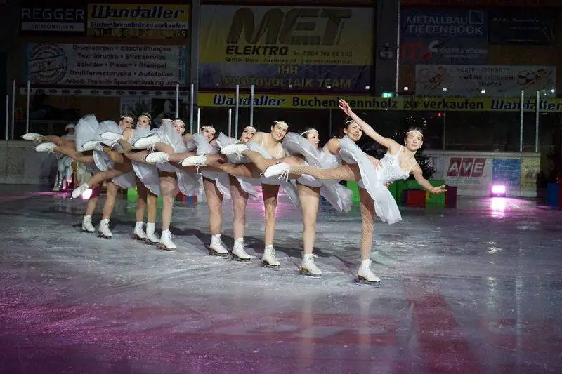 Die „Ultrabellas“ sind bereit für ihre große Weihnachts-Eislaufshow. Foto: Moser