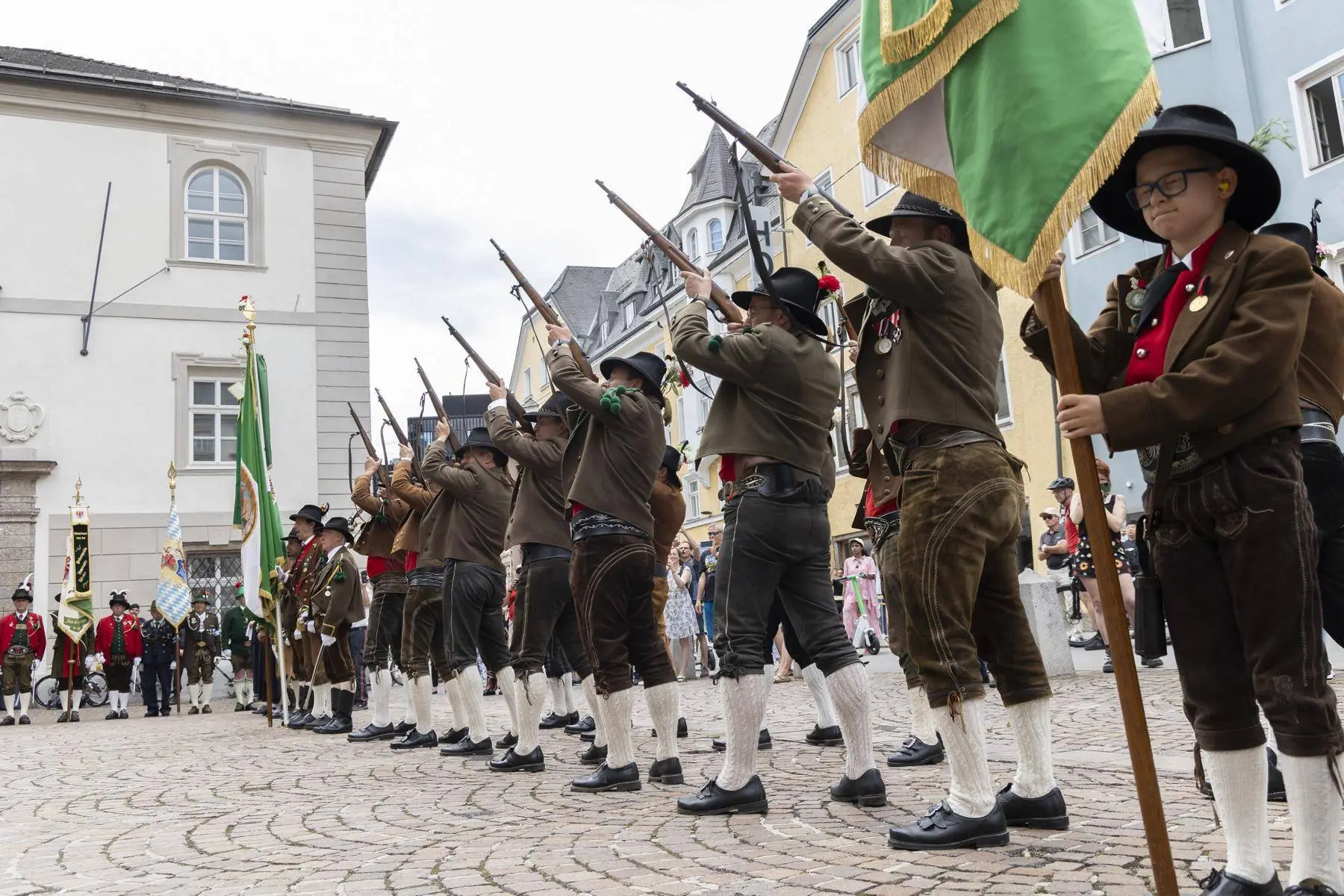 Landesüblicher Empfang vor der Jesuitenkirche mit der Schützenkompanie Amras, der Musikkapelle Amras-Innsbruck und Abordnungen der Tiroler Traditionsverbände.