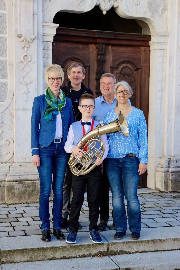 Leonhard Sagmeister mit seinen Eltern, Lehrer Christoph Glantschnig und Korrepetitorin Sonja Draxl. Foto: Musikschule Kötschach-Mauthen/Lesachtal