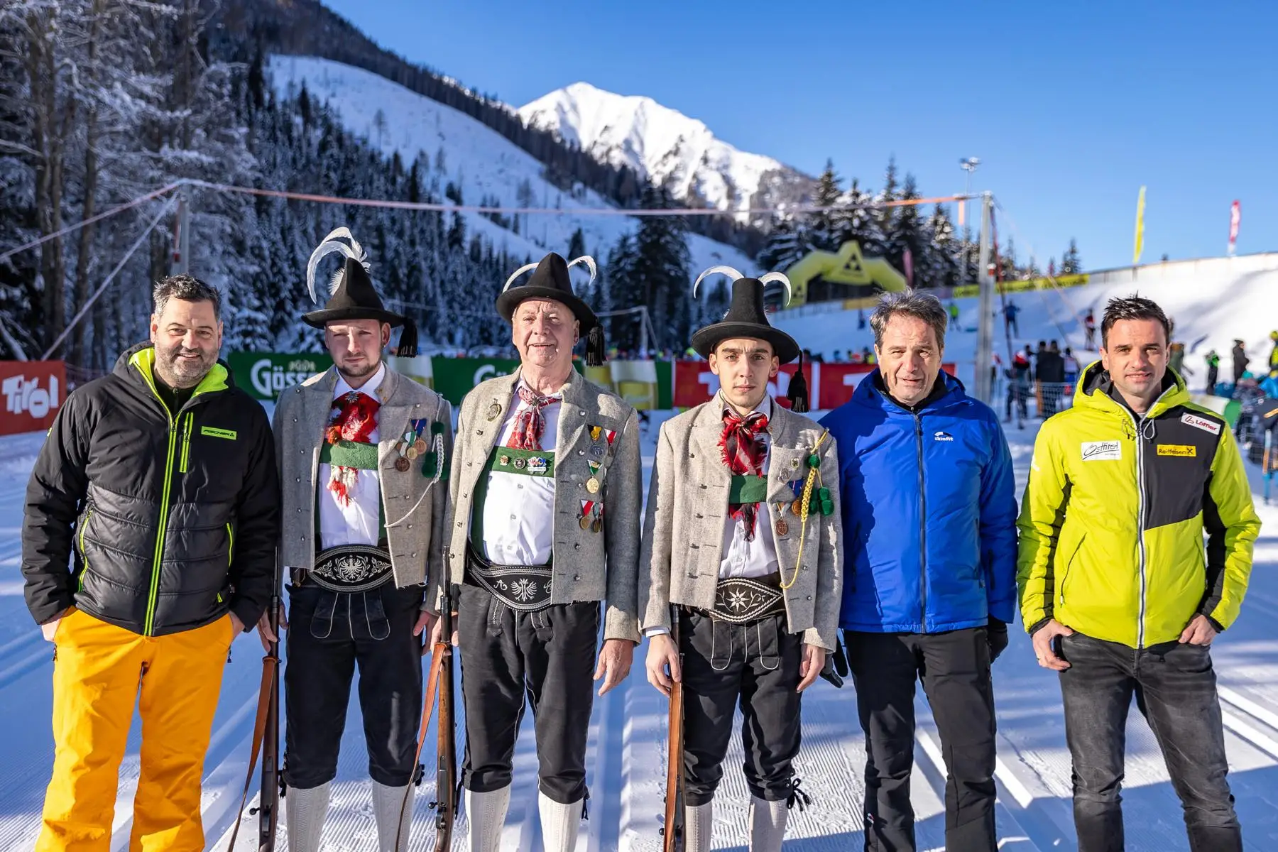 Vor dem Start: Rudolf Neumayr (Rennleiter), Schützen, Organisator Franz Theurl, Gerhard Scherer (Ortsobmann), Foto: Expa Pictures