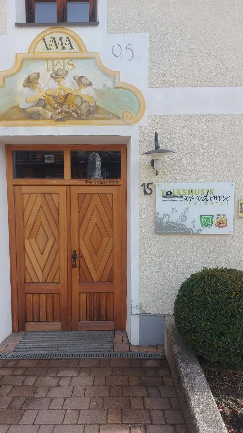 Die VolksmusikAkademie (VMA) befindet sich im ehem. Wirtshaus in Liesing (dort ist auch das Lexer-Geigenmuseum untergebracht). Foto: k.brunner