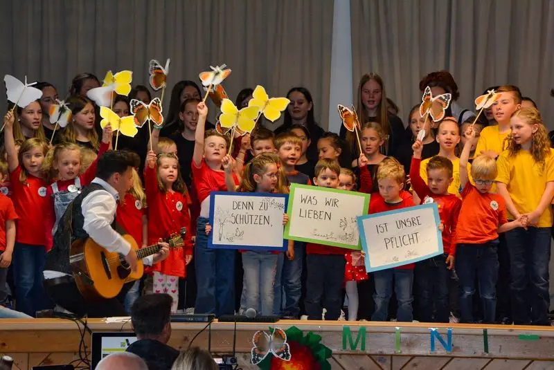 Im Tauernsaal wurde die Eröffnung des „Mini Museums“ groß gefeiert. Foto: Erich Glantschnig