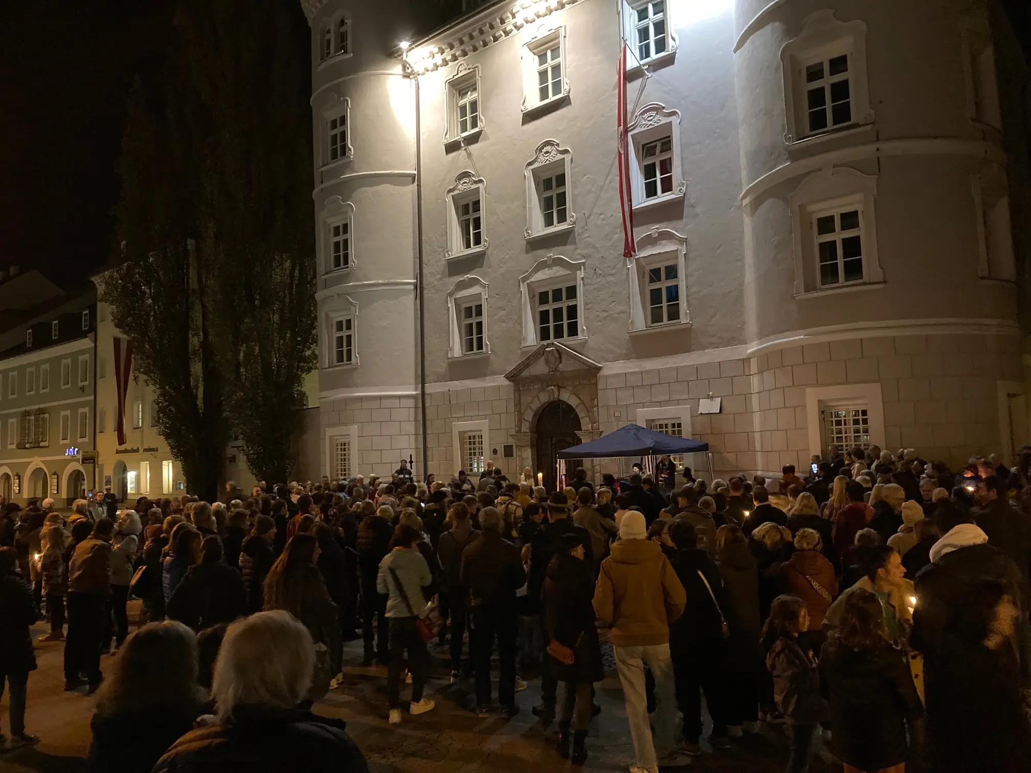 Zahlreiche Menschen folgten der Einladung und setzten ein Zeichen mit ihren Lichtern vor der Liebburg. Foto: Stangl