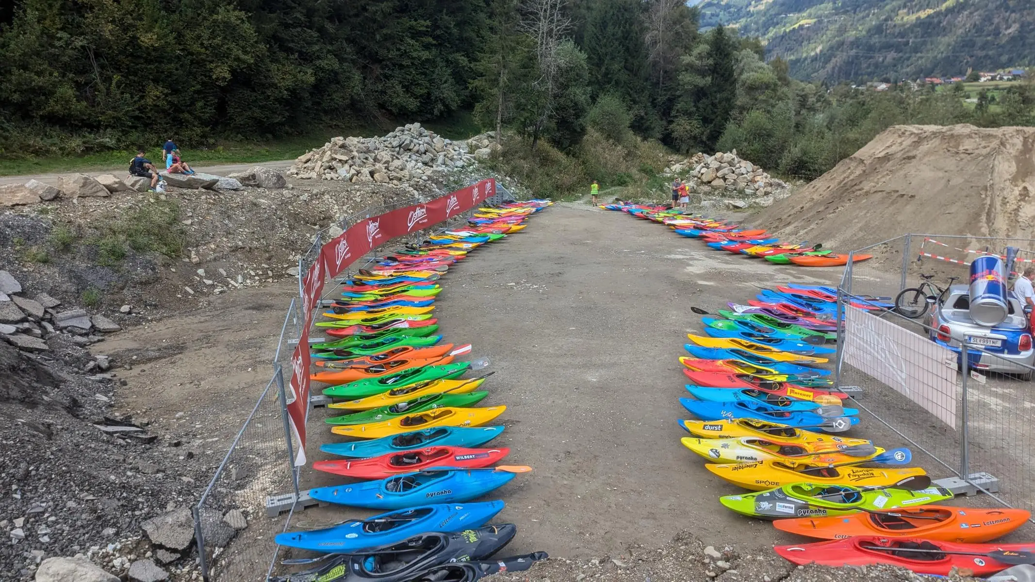 Die Kajakboote warten auf die Athleten. Foto: Knorr