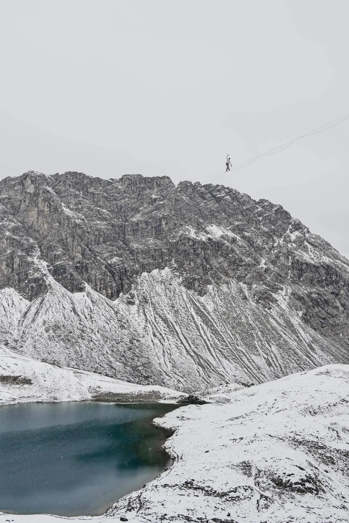 Gewitter, Schneesturm und eisige Bedingungen überraschten die acht Athleten mitten im Sommer.