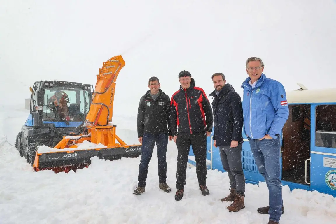 Landesrat Martin Gruber (Straßenbaureferent, Land Kärnten), Stefan Putz (Geschäftsführer SYN TRAC GmbH), Landesrat Stefan Schnöll (Straßen- und Mobilitätsreferent, Land Salzburg) und Dr. Johannes Hörl (Vorstand Großglockner Hochalpenstraßen AG). Foto: gr