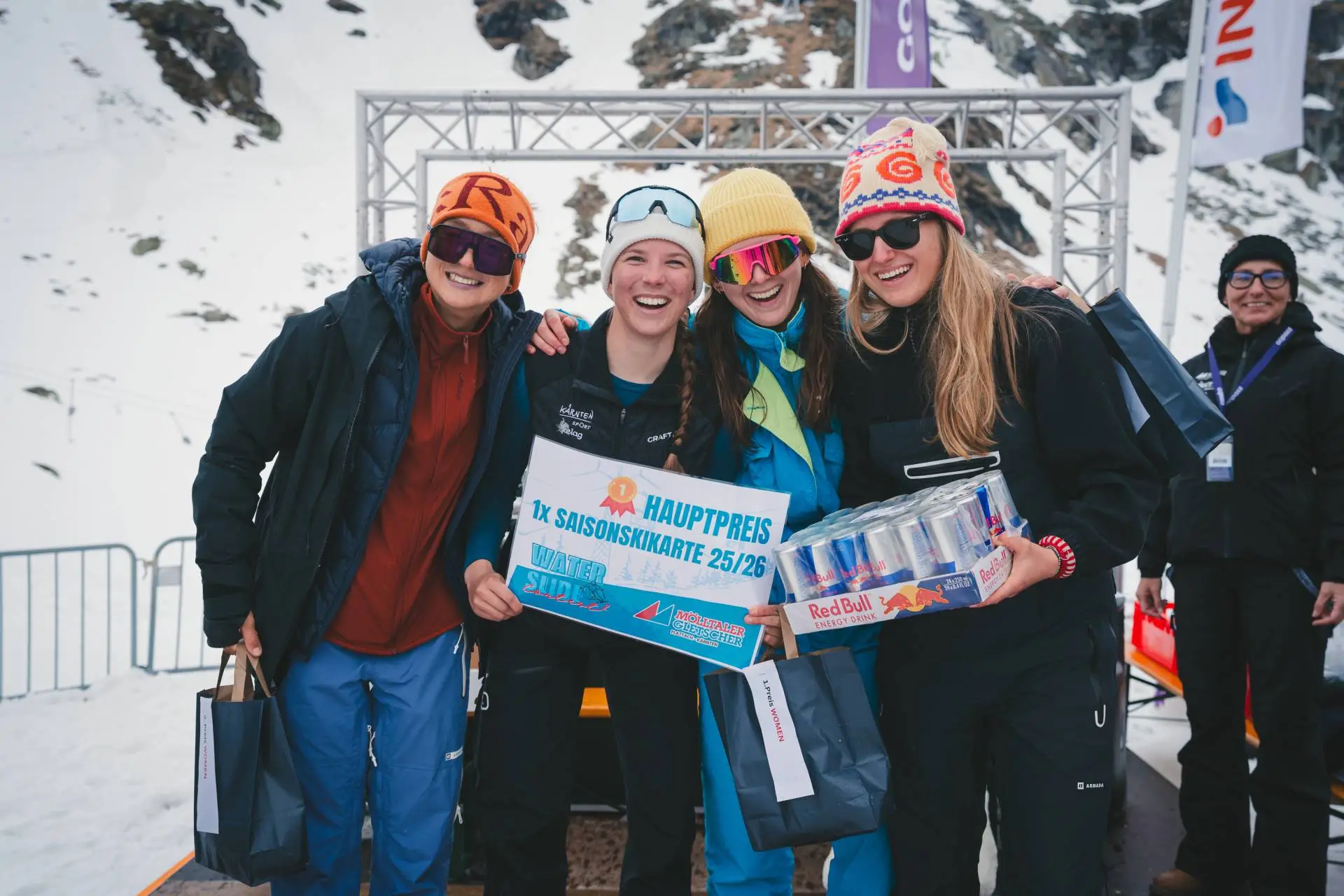 Die glücklichen Gewinner durften sich über Saisonkarten für den Mölltaler Gletscher (Wert über 600 Euro) sowie über Gutscheine und Sachpreise freuen. Im Bild v. l.: Katharina Hafner, Helene Erlacher, Lili Steiner und Liliane Bürger
