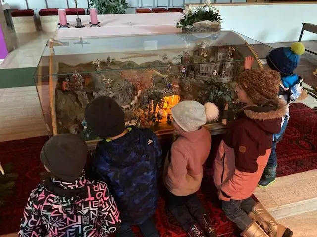 Den Abschluss bildet die Krippe in der Pfarrkirche von St. Johann. Foto: Stangl
