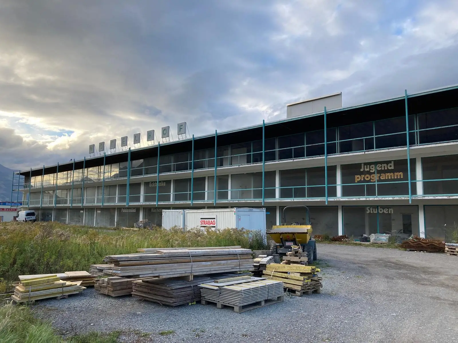 Auch mit dem Umbau beim Möbelhof Nussbaumer soll begonnen werden, sobald alle Genehmigungen vorliegen. Foto: Stangl