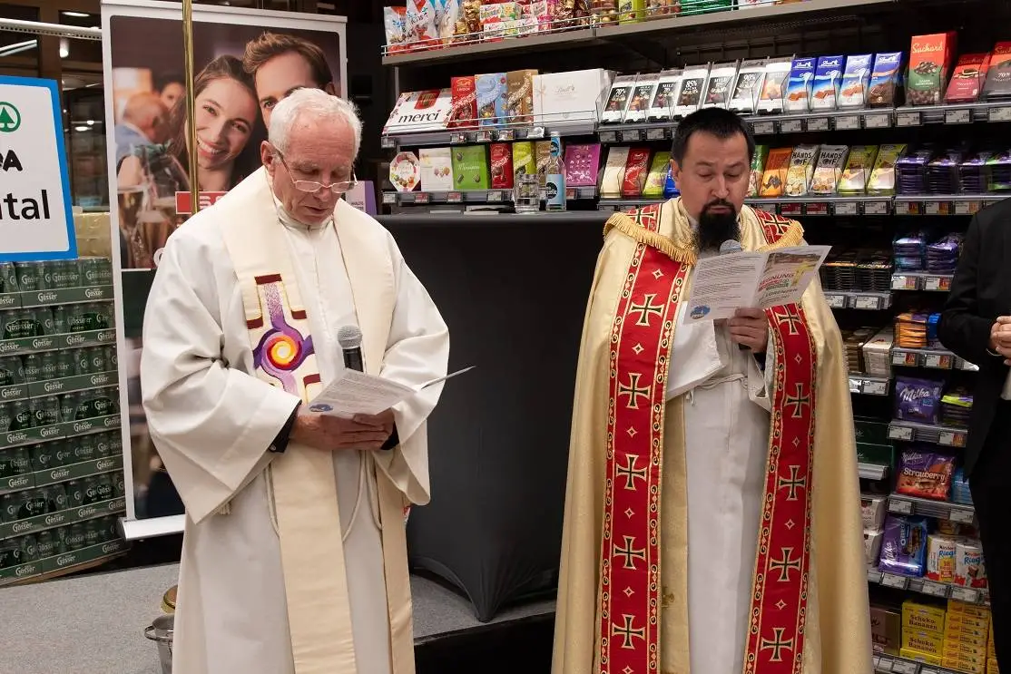Natürlich erhielt das neue Geschäft auch den Segen von Oben durch Dechant Wolfgang Hohenberger und  Pater Silvo Bachorik.Foto: Hans Guggenberger