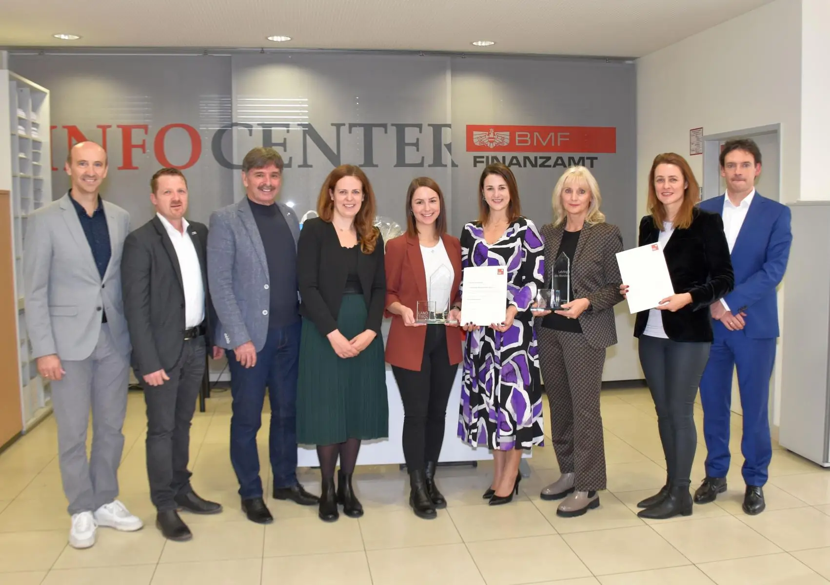 V. li. bei der Auszeichnungsfeier Klaus Oberegger (Direktor Tiroler Fachberufsschule Lienz), Erwin Bachmann (Kammerrat Arbeiterkammer Tirol), Dietmar Ruggenthaler (Bgm Virgen), Alexandra Fuetsch (Bezirksstelle Lienz Wirtschaftskammer Tirol), „Lehrling des
