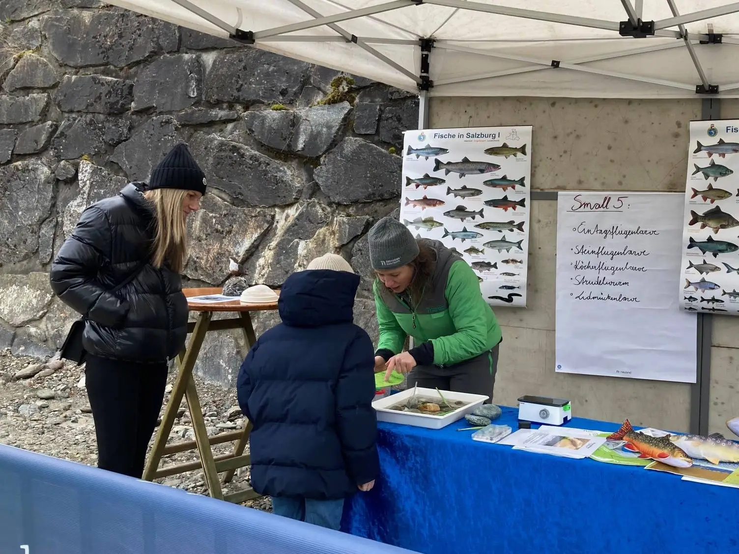 Brigitte Eckle vom Haus des Wassers/Nationalpark Hohe Tauern lud in die Wasserwelt der Isel ein. Foto: Stangl