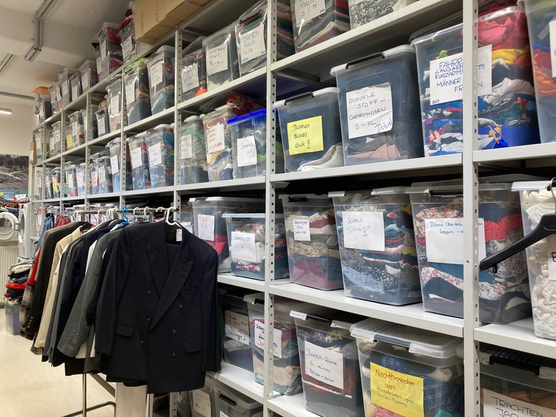Vieles landet im Secondhand-Laden. Das Lager ist gut gef&uuml;llt. Foto: Stangl