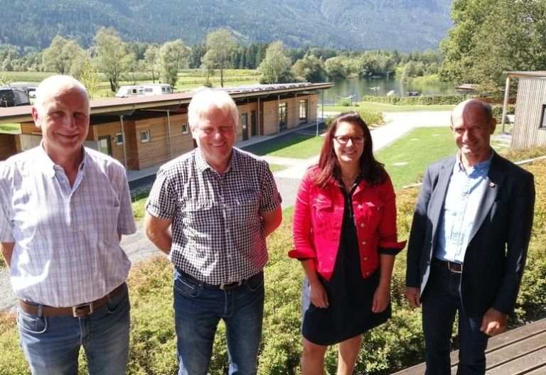 F&ouml;rderung f&uuml;r drei Photovoltaik-Projekte &uuml;bergeben